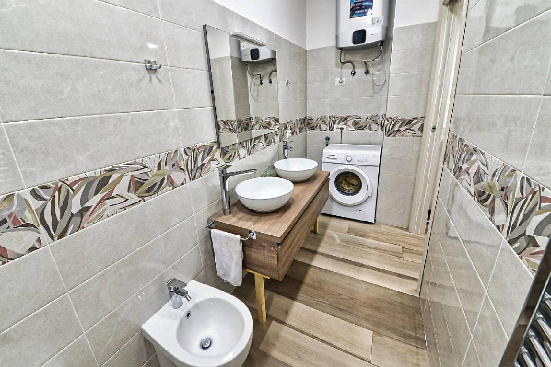 Bagno - Bilocale Arredato - Via Achille Fontanelli, Milano