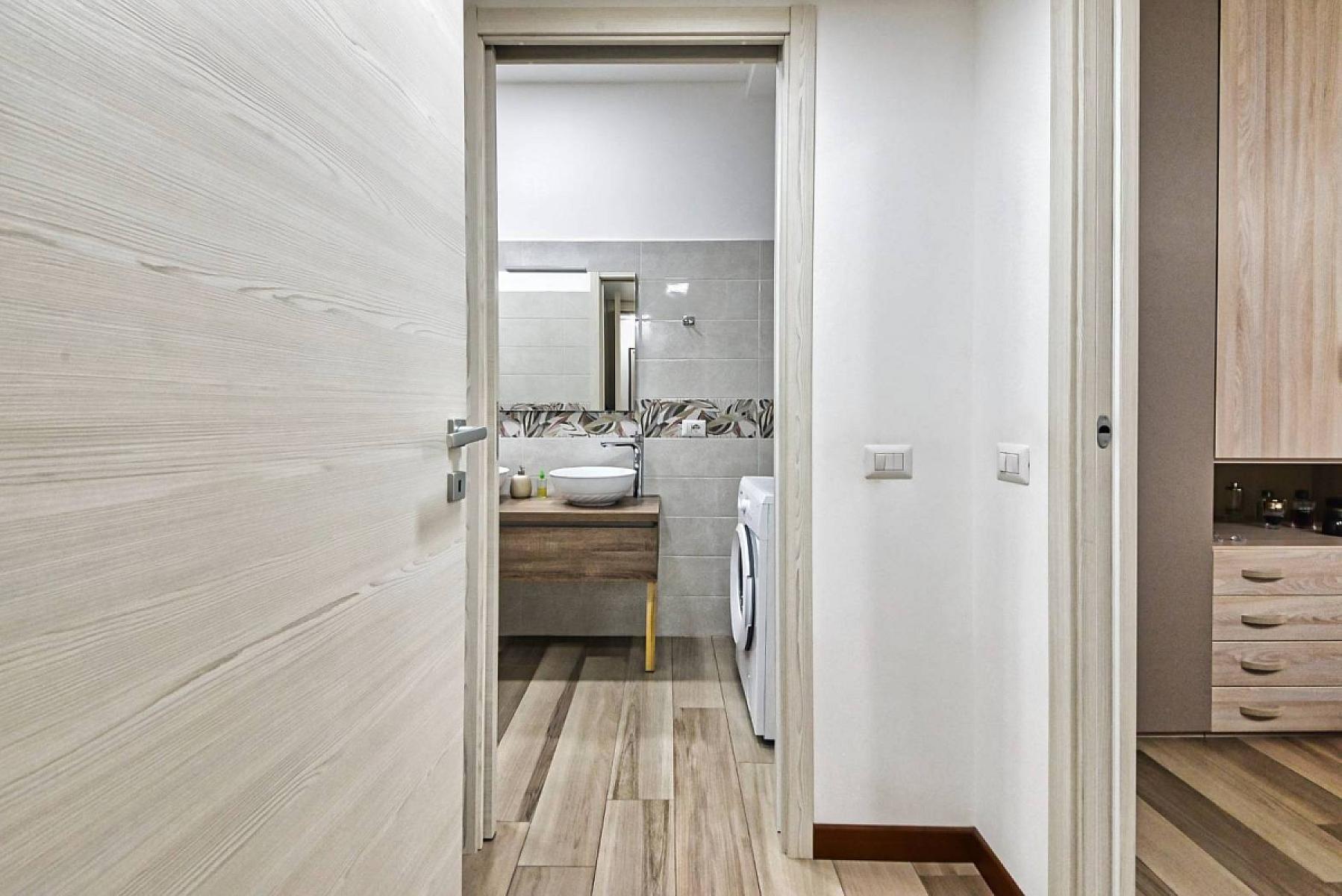 Bagno - Bilocale Arredato - Via Achille Fontanelli, Milano