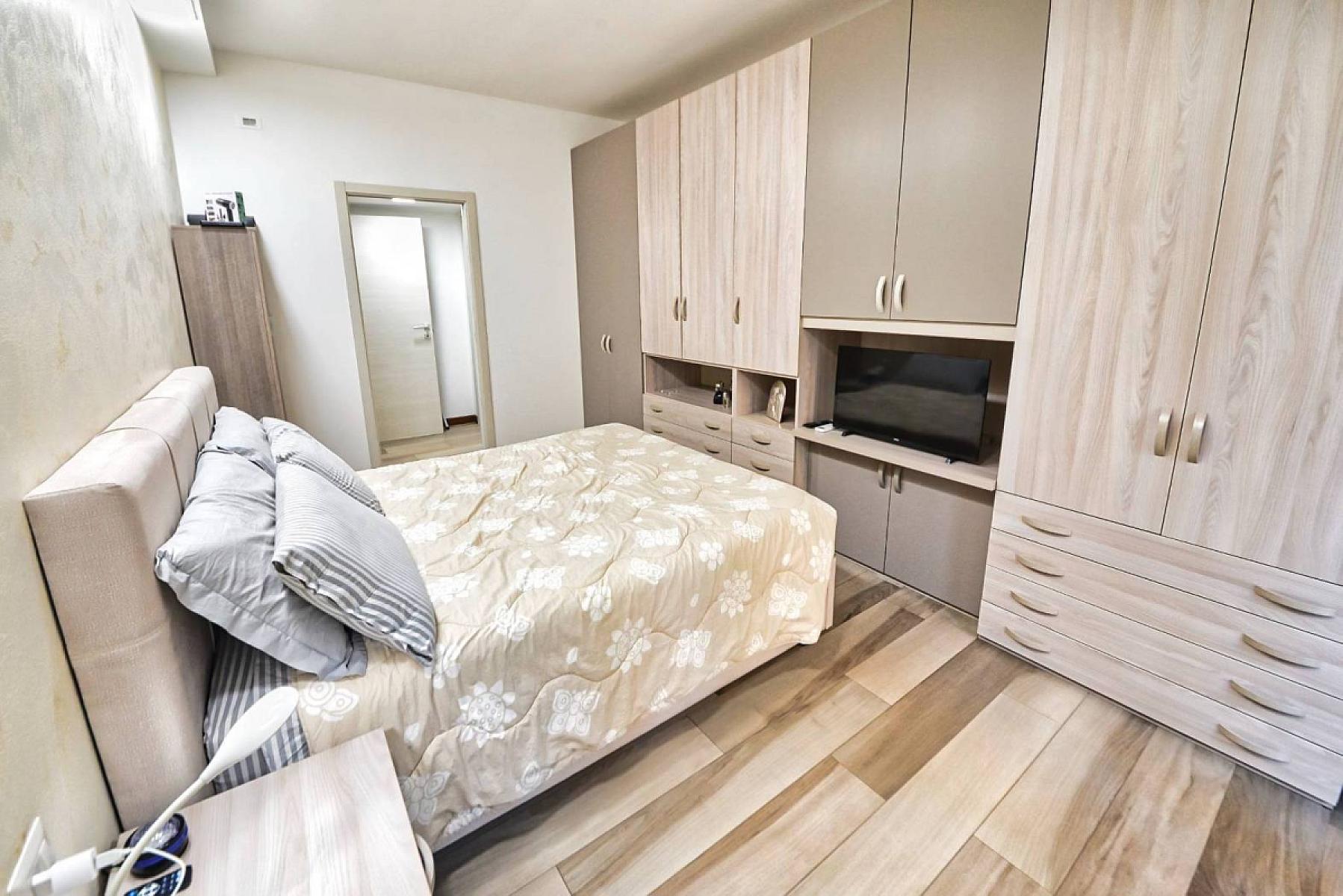 Camera da letto - Bilocale Arredato - Via Achille Fontanelli, Milano