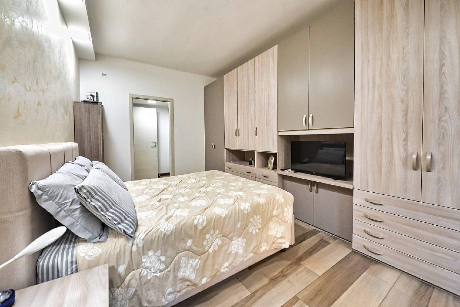 Camera da letto - Bilocale Arredato - Via Achille Fontanelli, Milano