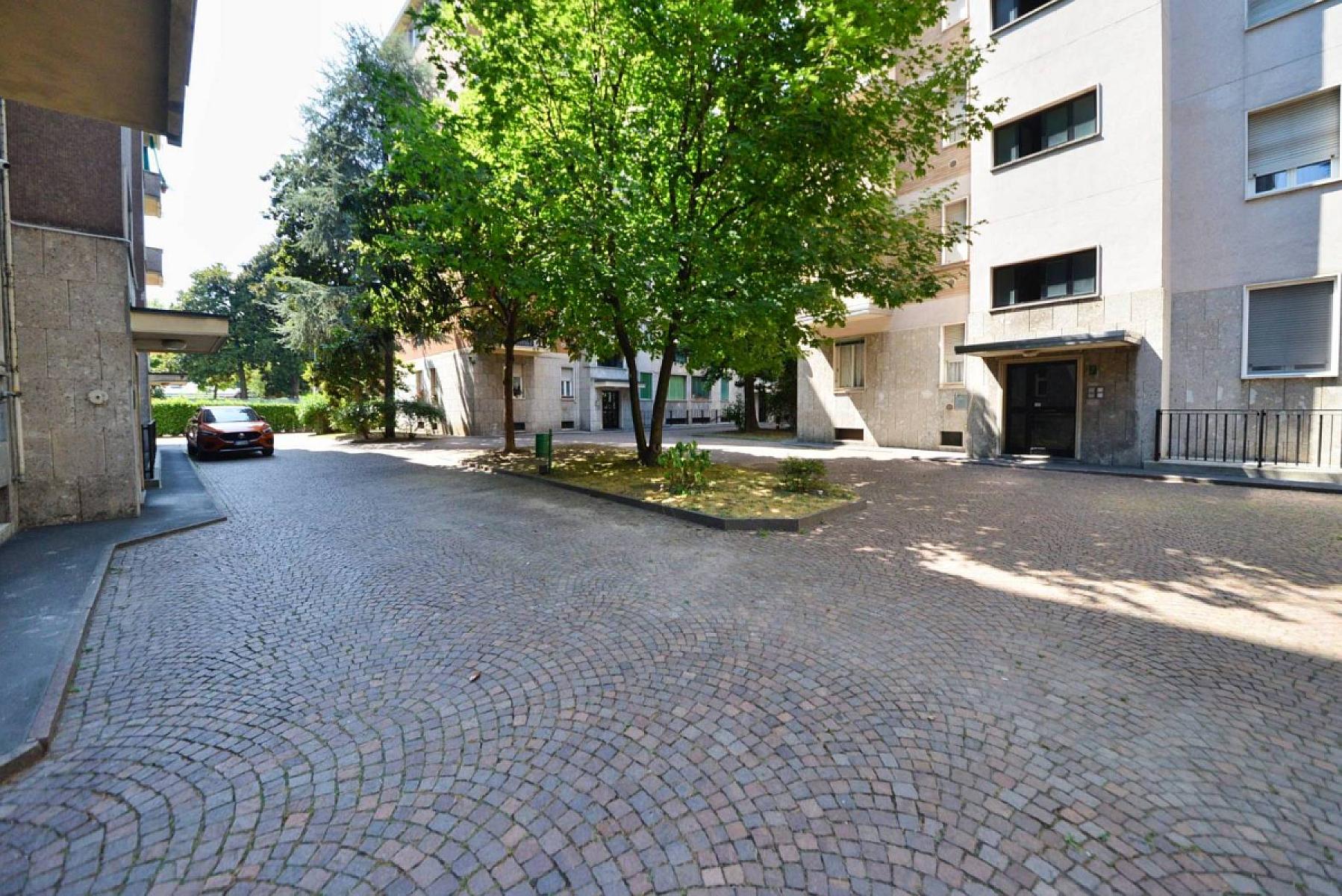 Cortile interno - Bilocale Arredato - Via Achille Fontanelli, Milano