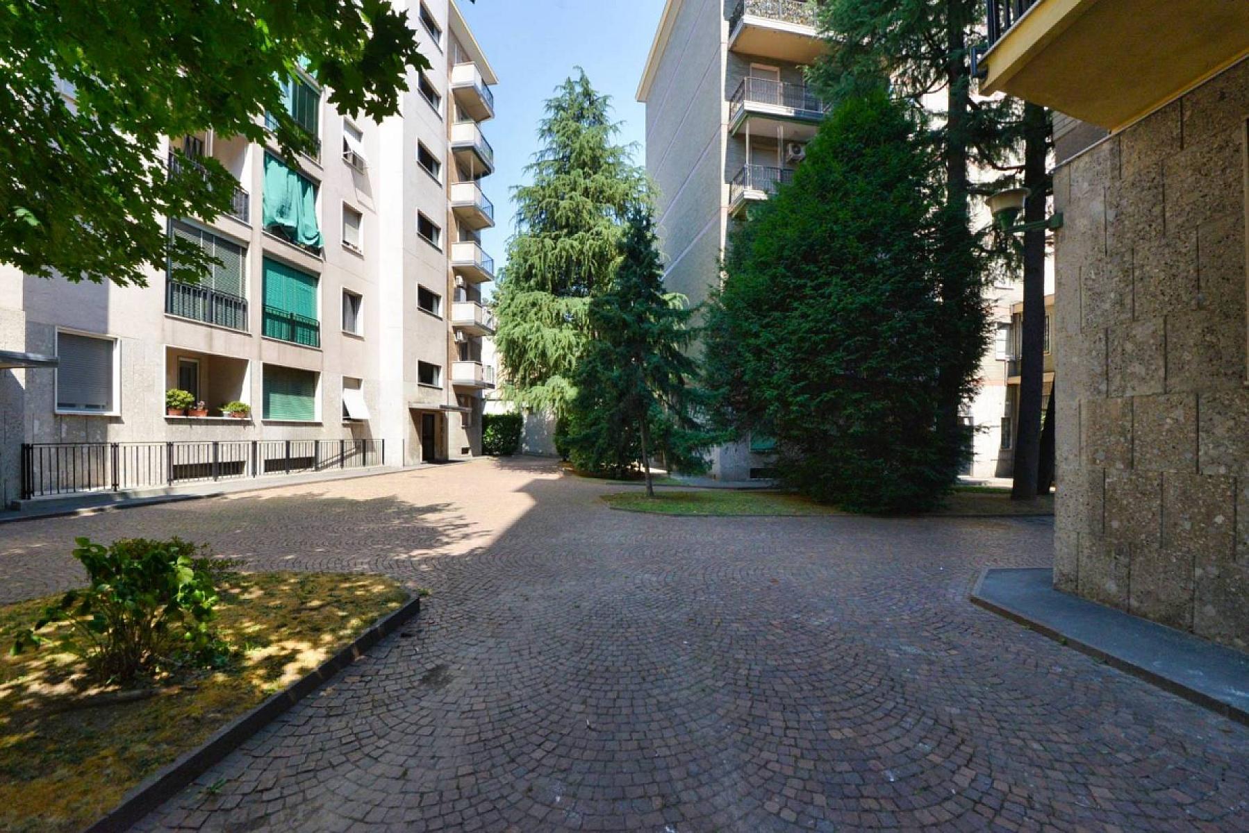Cortile interno - Bilocale Arredato - Via Achille Fontanelli, Milano