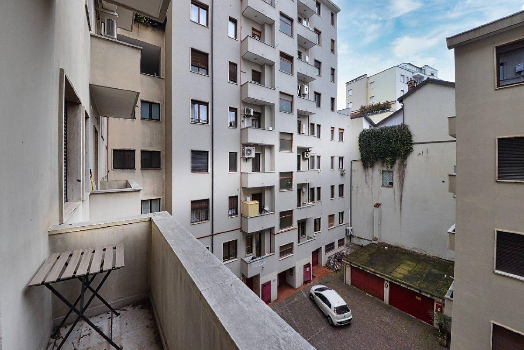 Balcone - Bilocale Ristrutturato - Via Torino 66, Milano