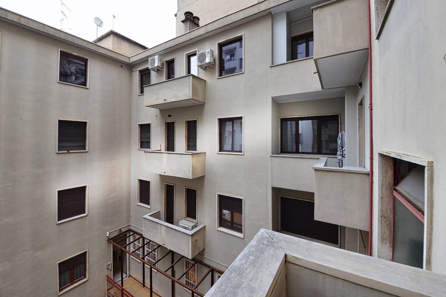 Balcone - Bilocale Ristrutturato - Via Torino 66, Milano