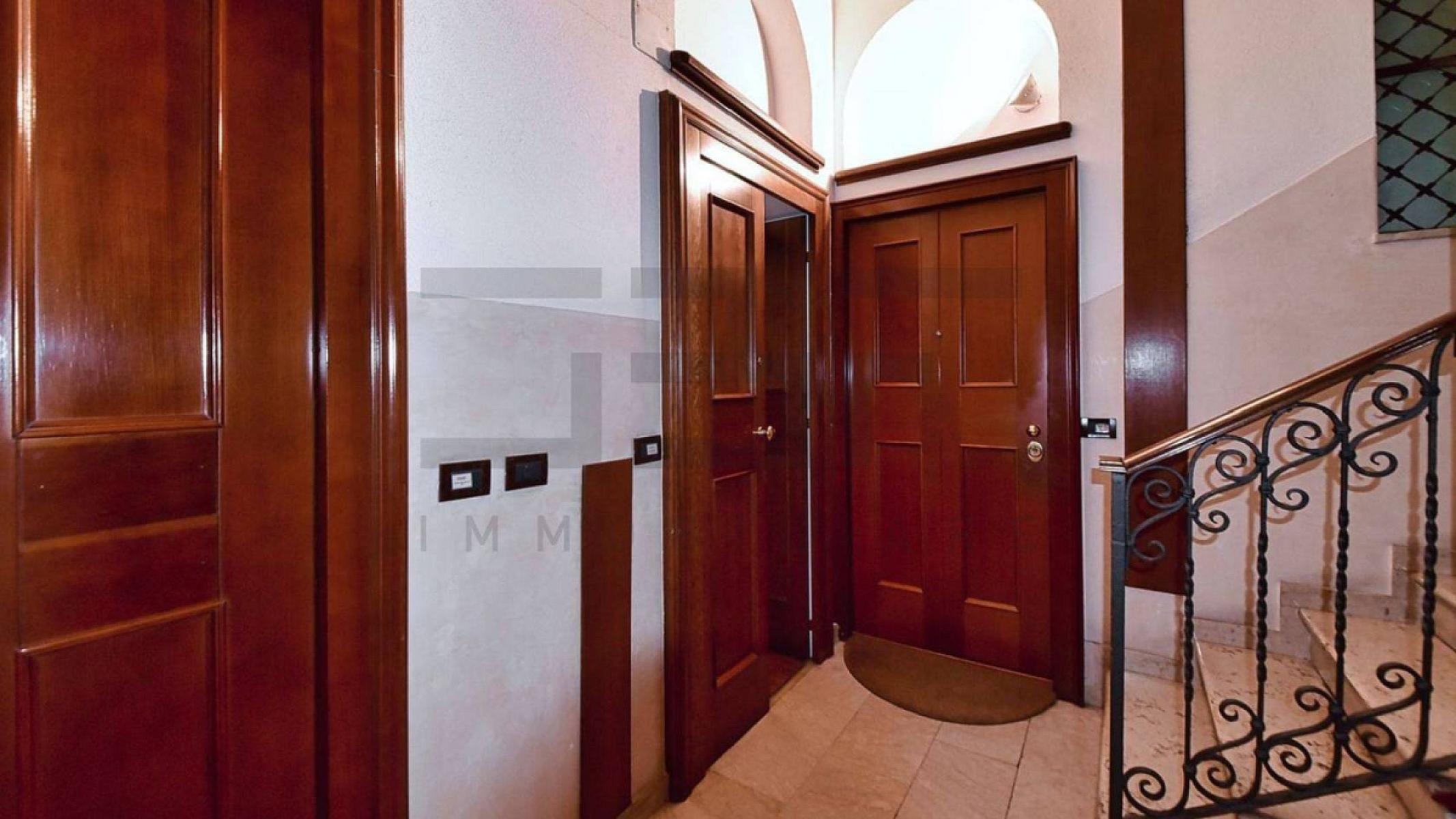 Interno palazzo - Appartamento In Vendita A Milano, Fiera