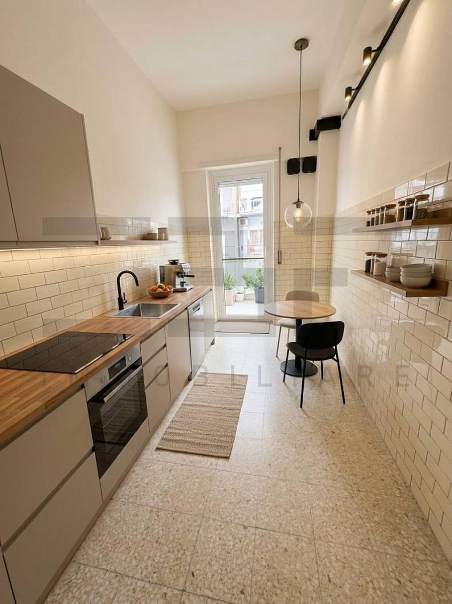 Cucina - Prodayetsya Trekhkomnatnaya Kvartira — Metro Garbatella