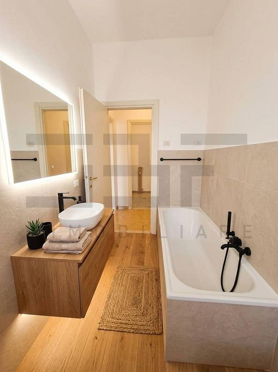 Bagno - Prodayetsya Trekhkomnatnaya Kvartira — Metro Garbatella