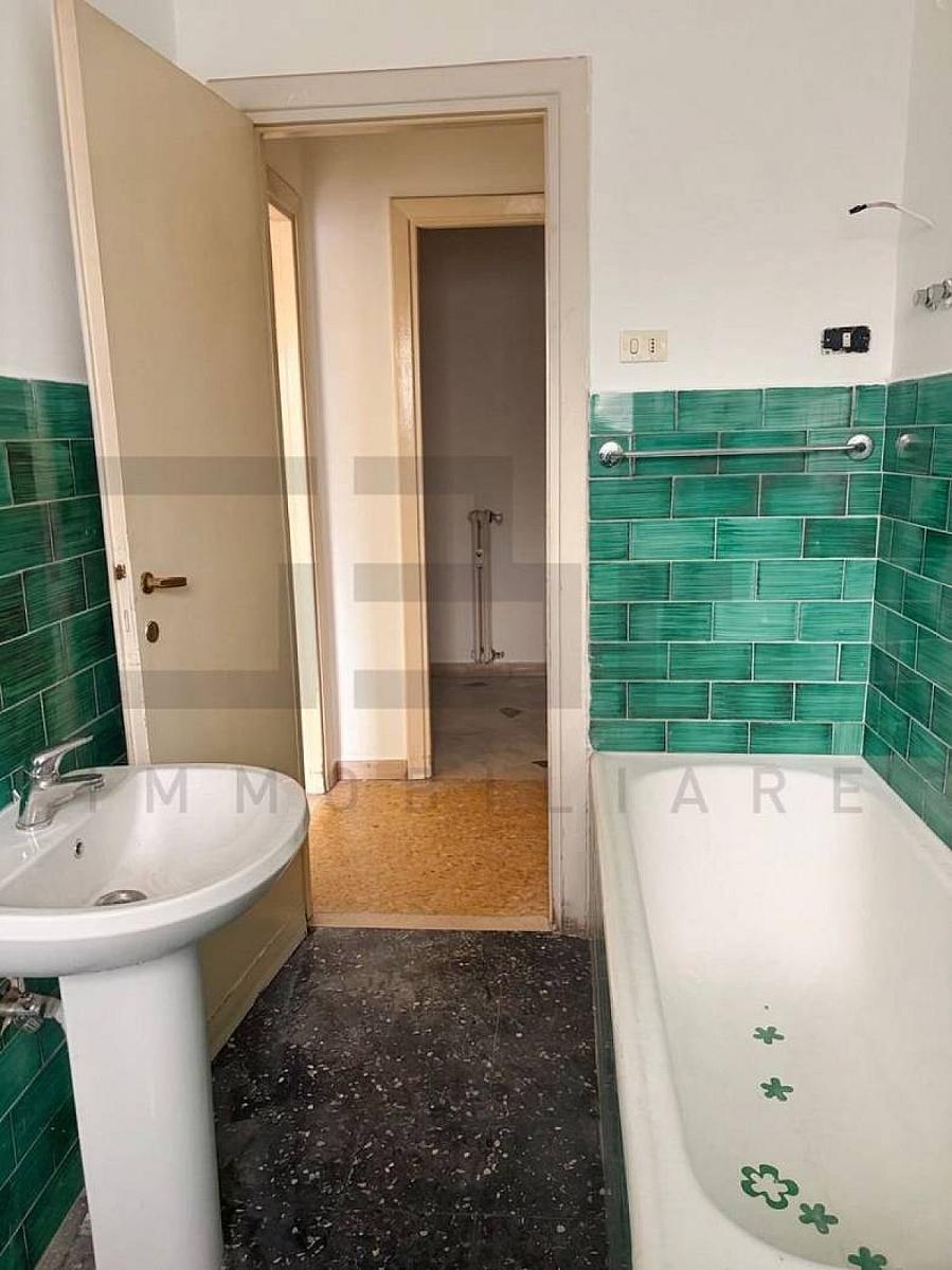 Bagno - Prodayetsya Trekhkomnatnaya Kvartira — Metro Garbatella
