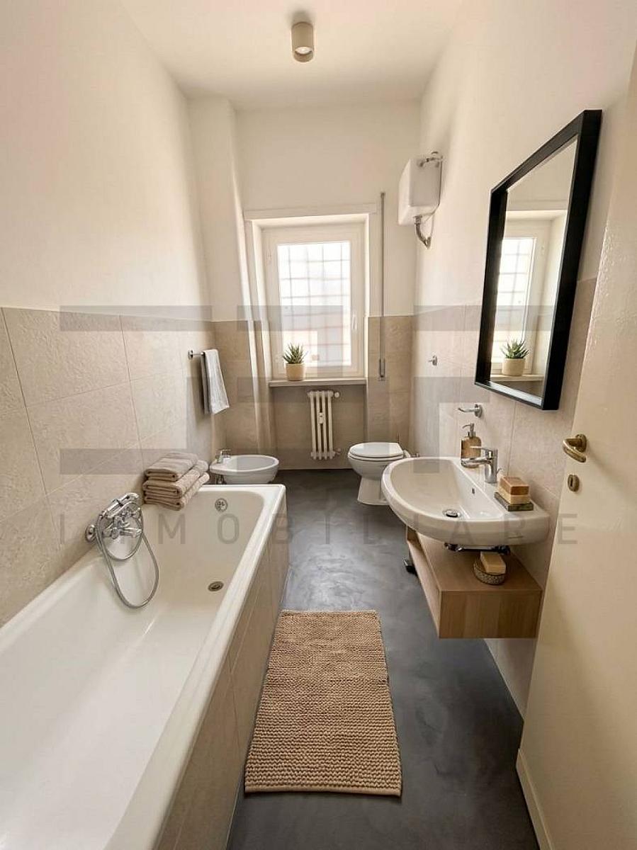 Bagno - Prodayetsya Trekhkomnatnaya Kvartira — Metro Garbatella