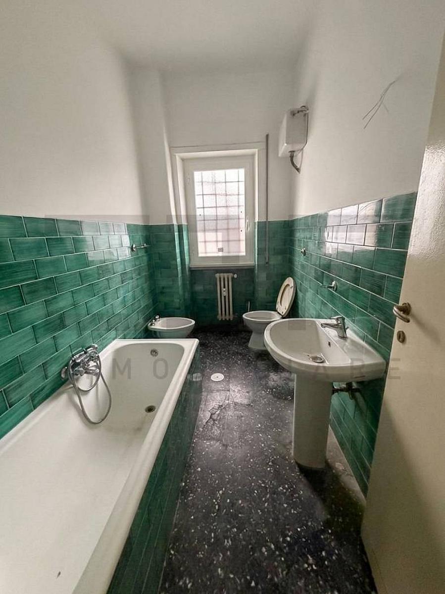 Bagno - Prodayetsya Trekhkomnatnaya Kvartira — Metro Garbatella